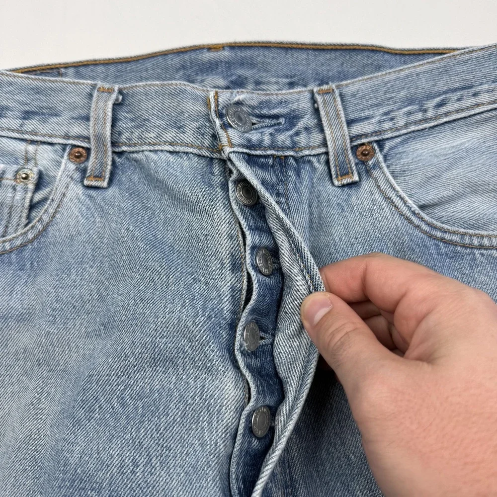 Vintage Levis 501 Y2K Jeans Mens 33x32 Light Wash Blue Button Fly Denim 90s